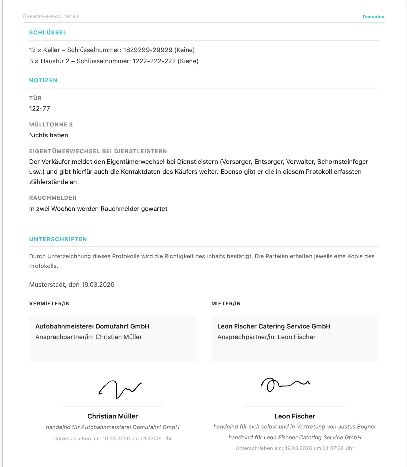Hausverwalterin nutzt Domudox auf dem Tablet für das Übergabeprotokoll vor Ort